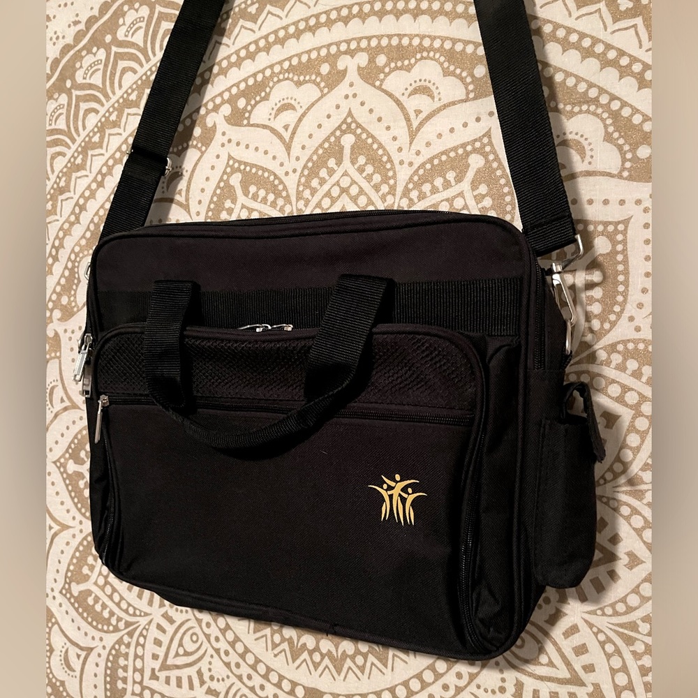 ✨HP✨ EXCELLENT CONDITION, BLACK TRAVEL-MESSENGER BAG…HAS POCKETS SIZE IS 16”x13” - Picture 3 of 3